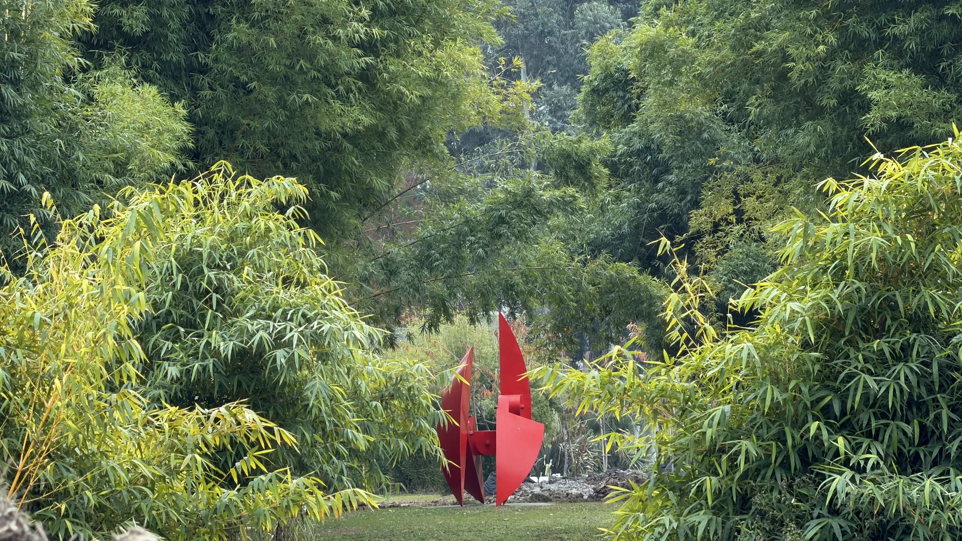 Escultura roja entre bambúes