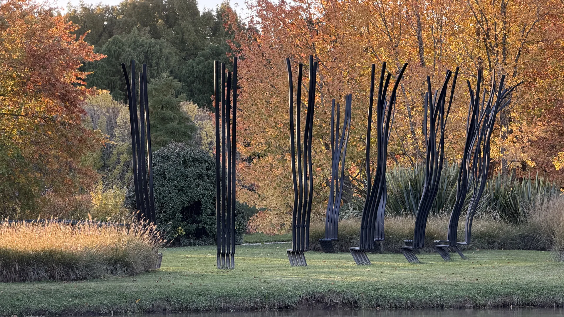 Conjunto de esculturas verticales en otoño