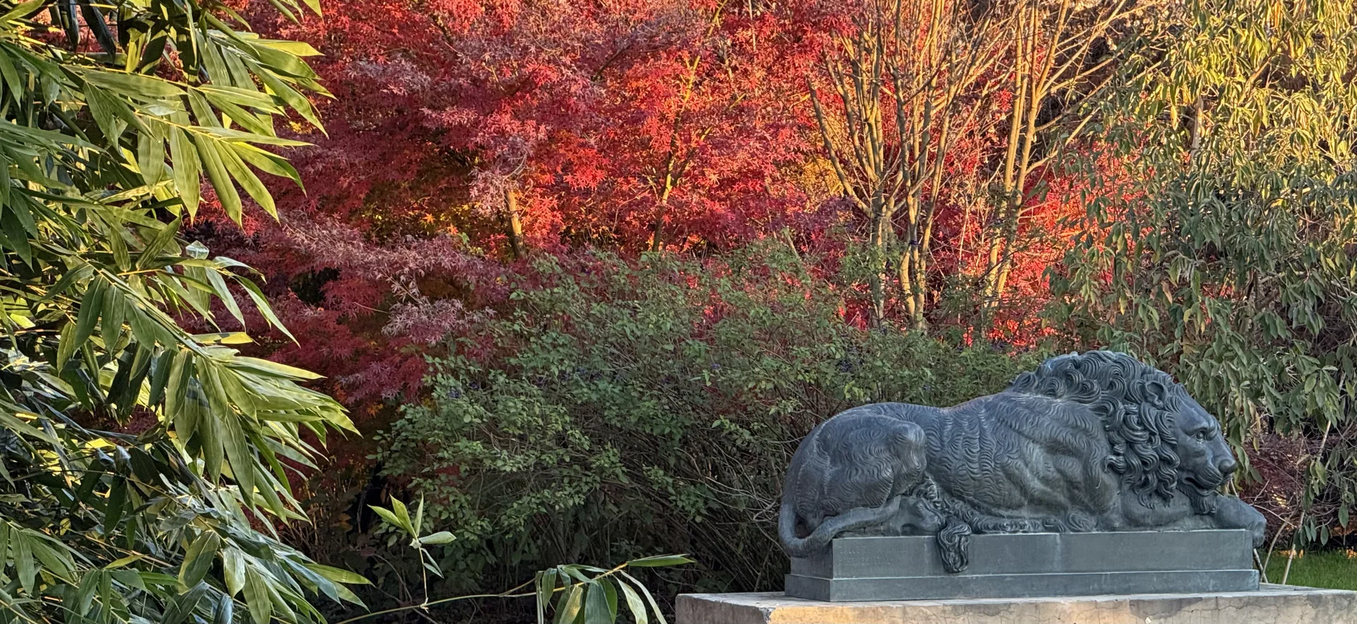 Escultura en el jardín de otoño