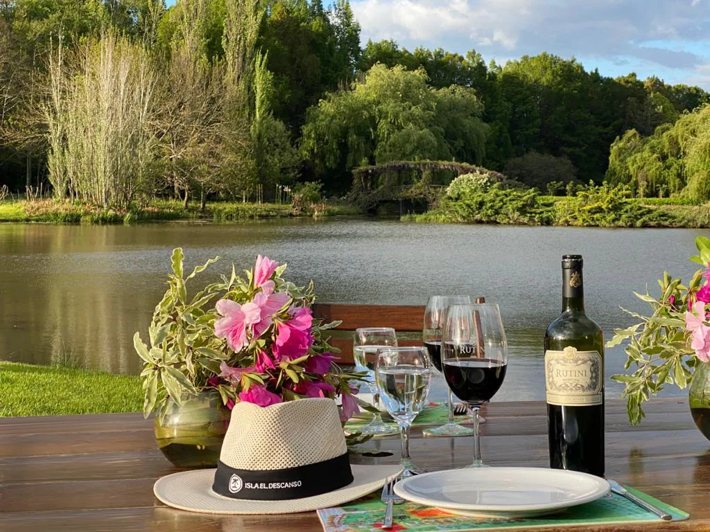 Vinos junto a la laguna
