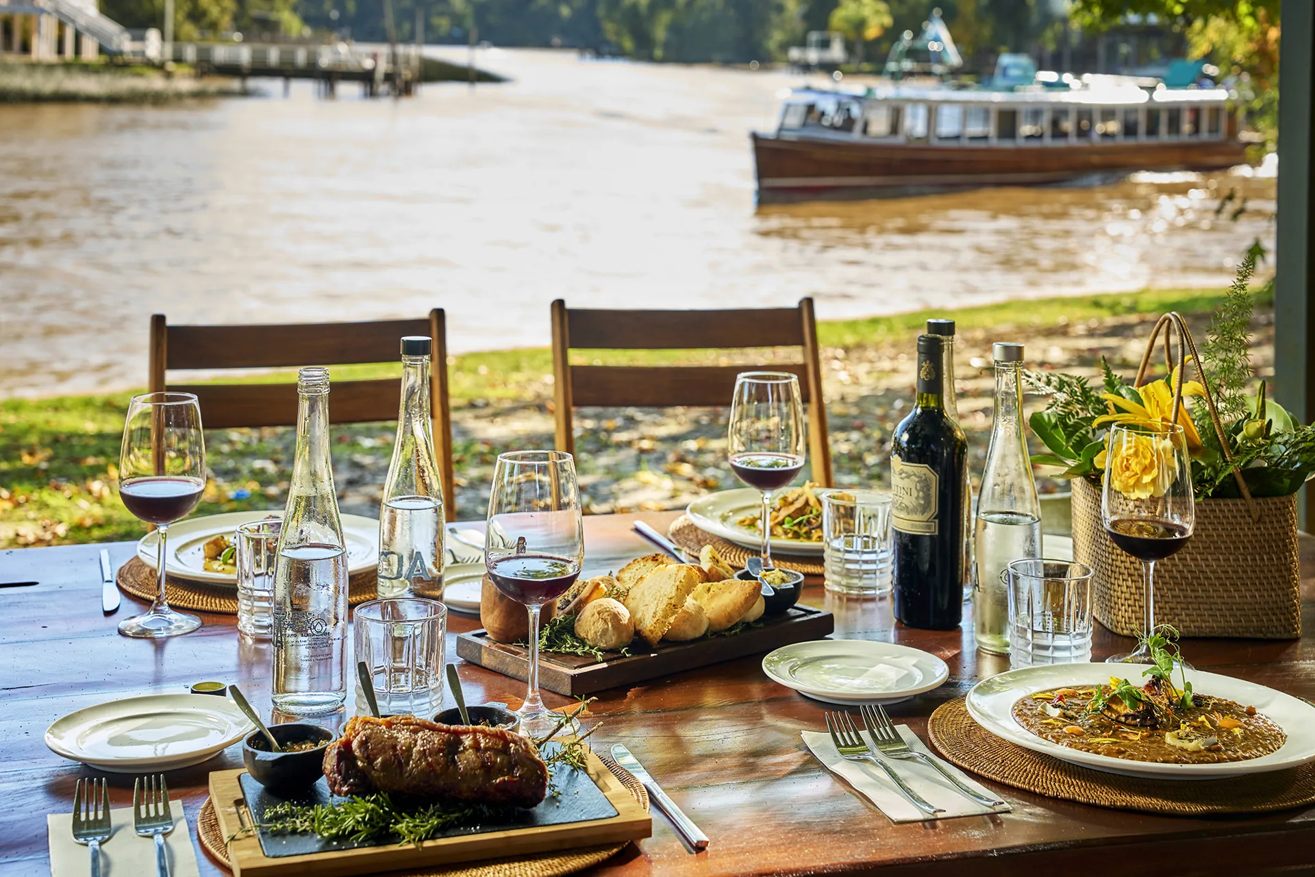 Almuerzo frente al río
