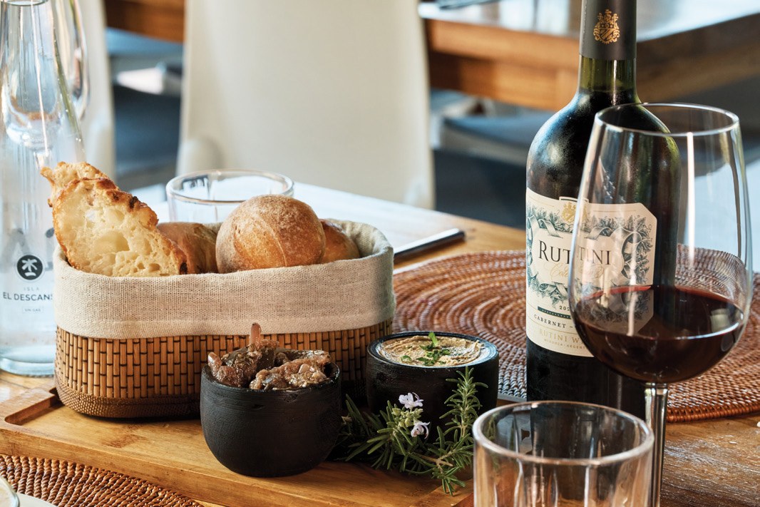 Panes, aperitivos y vinos Rutini