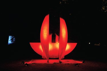 Escultura iluminada de rojo